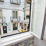 아파트 Baroque With Patio Portuguese Soul Bica Tram 4p 리스본