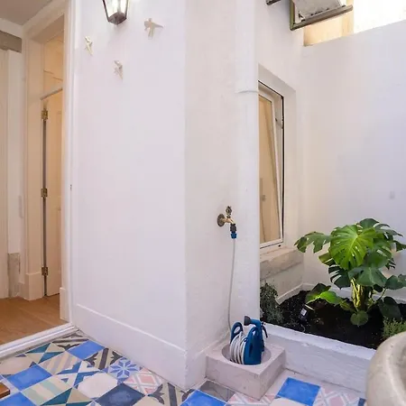 Apartment Baroque With Patio Portuguese Soul Bica Tram 4p *